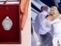  Почему до сих пор нет звания?  В сети разгорелась дискуссия из-за известной певицы, которой не присвоили статус народной или за