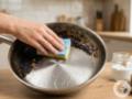 Чем до блеска отмыть грязь и нагар на сковородах: два лучших домашних средства