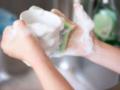 Устранит скрип дверей и очистит садовую мебель: как необычно использовать средство для мытья посуды