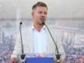 В премьера Венгрии бросили яйцом во время публичного выступления: он не стал подражать Януковичу
