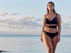Пишнотіла модель plus-size Ешлі Грем в бікіні позувала на тлі океану