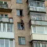 Вытащили за ноги с того света: появились фото спасения самоубийцы патрульной полицией