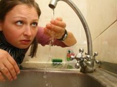 Столичная власть просит киевлянам не пить воду из крана в ночь на четверг