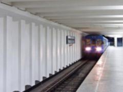 В столичном метро человек упал на рельсы