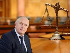 The mayor of Lisichansk tore the shirt to the deputy, - the police