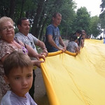Целых 120 кг: на Донбассе развернули самый большой в мире украинский флаг