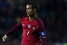 Латвийский мальчик прервал матч, чтобы обнять Роналду