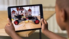 Which iPhone and iPad support augmented reality in iOS 11