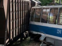 У Дніпрі зіткнулися трамвай і вантажний поїзд, є загиблий