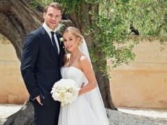 Star goalkeeper,  Bavaria  walked the wedding on crutches