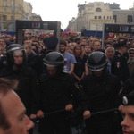 La la la : in Russia, police detained a man in the  legendary  T-shirt