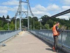 С подвесного моста в Житомире прыгнул 18-летний парень