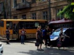 В Одессе маршрутка врезалась в стену музея, водитель сбежал