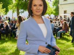 Зірка  1 + 1  Алла Мазур приміряла новий літній образ з кучерями і в малиновою блузці