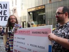  С Днем рождения!  Активисты в Нью-Йорке предложили Трампу билет в Москву в один конец