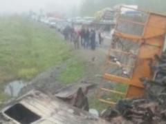 На Сахалине грузовик врезался в поезд, погибли два человека - ФОТО,