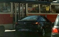 В центре Киева авто врезалось в трамвай