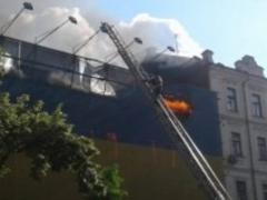 В Киеве горит здание бывшего Центрального гастронома - ВИДЕО,