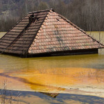 В Румынии деревню залило радиоактивное озеро: впечатляющие фото
