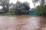 У Махнева проливні дощі змили кілька десятків будинків і дорогу