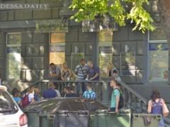 Сотні одеситів товчуться на спеці за закордонними паспортами