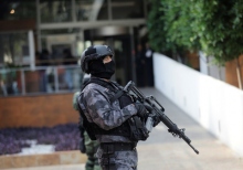 A man cut his throat to his ex-wife in a mall in Mexico