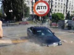 У столиці під асфальт провалився авто з жінкою і дитиною