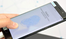Qualcomm продемонструвала роботу сканера відбитків пальців, вбудованого в дисплей смартфона
