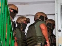 В Николаеве полиция взяла штурмом квартиру вооруженных преступников