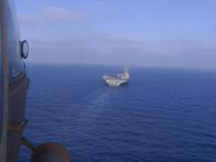 Израильский вертолет на гигантском американском авианосце