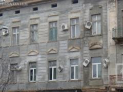 Кондиционеры с фасадов старинных зданий демонтируют за бюджетные деньги