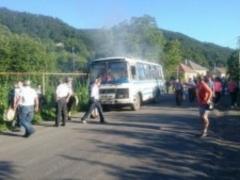 На Закарпатті під час руху загорівся автобус