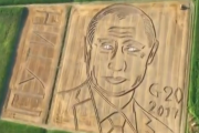 Величезний портрет Путіна з явився на полі в Італії