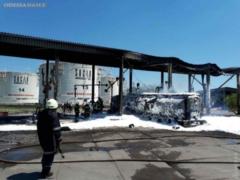 Пожар на нефтебазе тушили 60 спасателей: пострадали водитель бензовоза и сотрудник базы