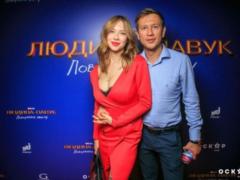 Дружина Ступки в сукні з відвертим декольте відвідала прем єру стрічки  Людина-павук 
