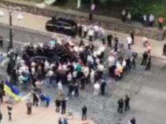 Under the building of the Cabinet Porsche moved into a crowd of people