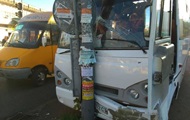 У Києві автобус влаштував ДТП і влетів в стовп