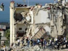 In Italy, a residential house collapsed, under the rubble there are people