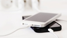 Чи можна залишати iPhone на зарядці на ніч