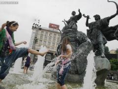 Медики попереджають: купатися в фонтанах небезпечно для здоров я
