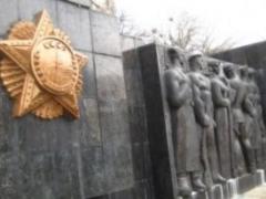 Во Львове идет демонтаж Монумента Славы