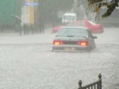 Синоптики попереджають, що вночі в Києві очікуються грози і сильний вітер