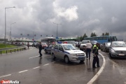 Парковку ИННОПРОМа затопило дождем из-за чего сотни автомобилей встали в пробку