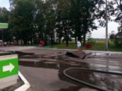 У Київській області машина врізалася в АЗС, загинула одна людина
