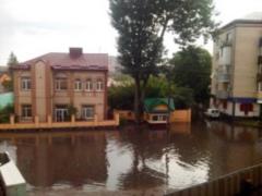Центр Рівного затопило через потужної зливи - ФОТО,