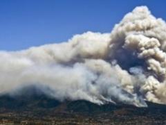 In Italy, the slopes of the volcano Vesuvius are burning, the authorities began evacuating people