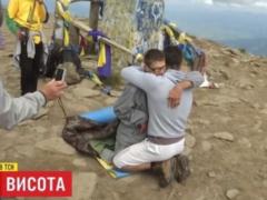 Винничанин забрался на Говерлу с тяжелобольным другом на плечах