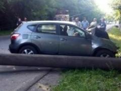 У Кривому Розі автомобіль врізався в електроопору, постраждали п ятеро людей