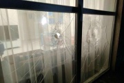 «Стреляли в сторону моего ребенка, он чудом не пострадал». Ночью на бизнесмена в Арамиле совершили покушение