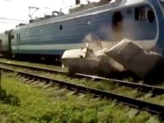 Поїзд зніс застряг на рейках УАЗ